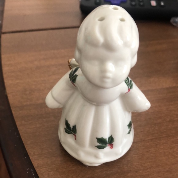 Essex holly berry kissing angels salt and pepper shakers. Never used - Picture 4 of 4